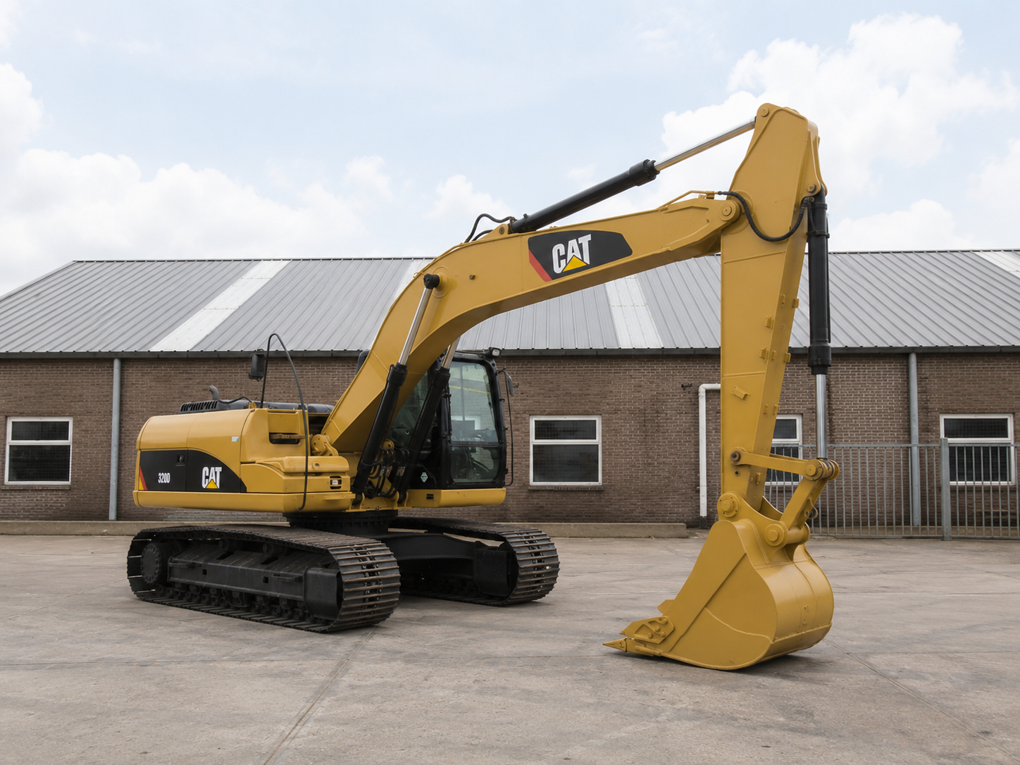 Excavadora CAT 320D hidráulica sobre orugas 2010, imagen referencial en ángulo ¾